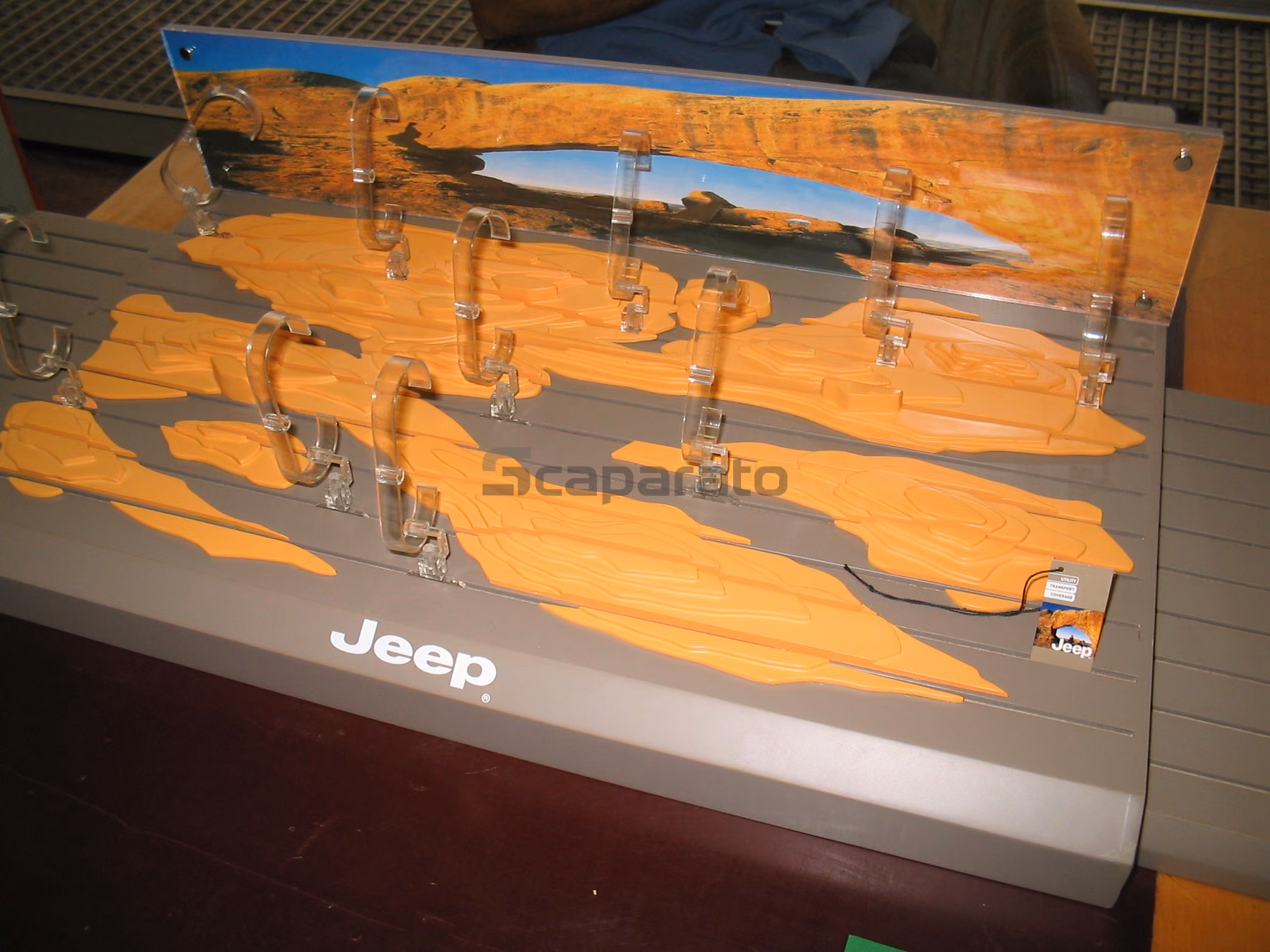 Exhibidor de mesa con superficie de madera y soportes de presentación