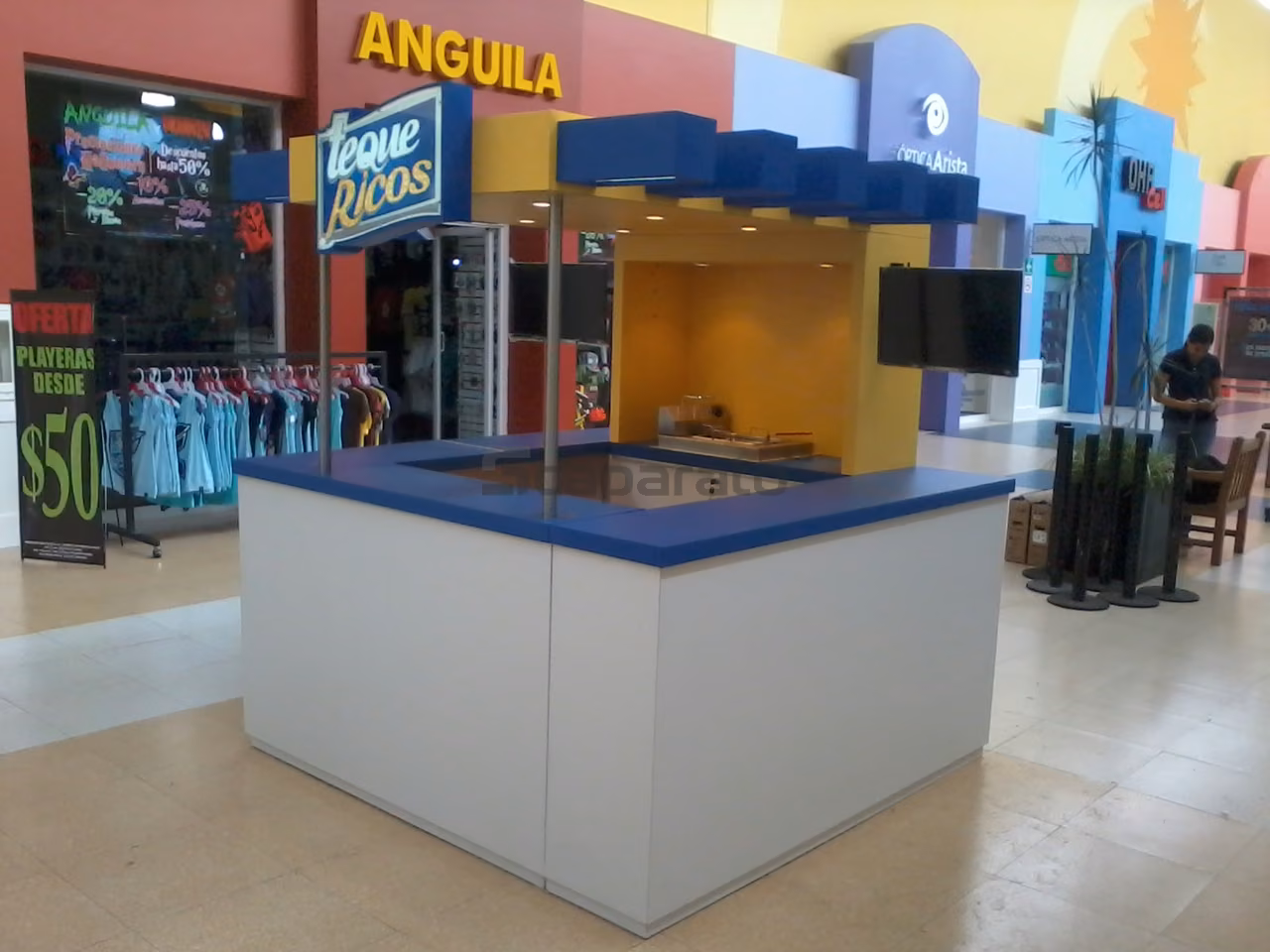 Isla comercial con superficie de atención azul y cuerpo claro en un centro comercial