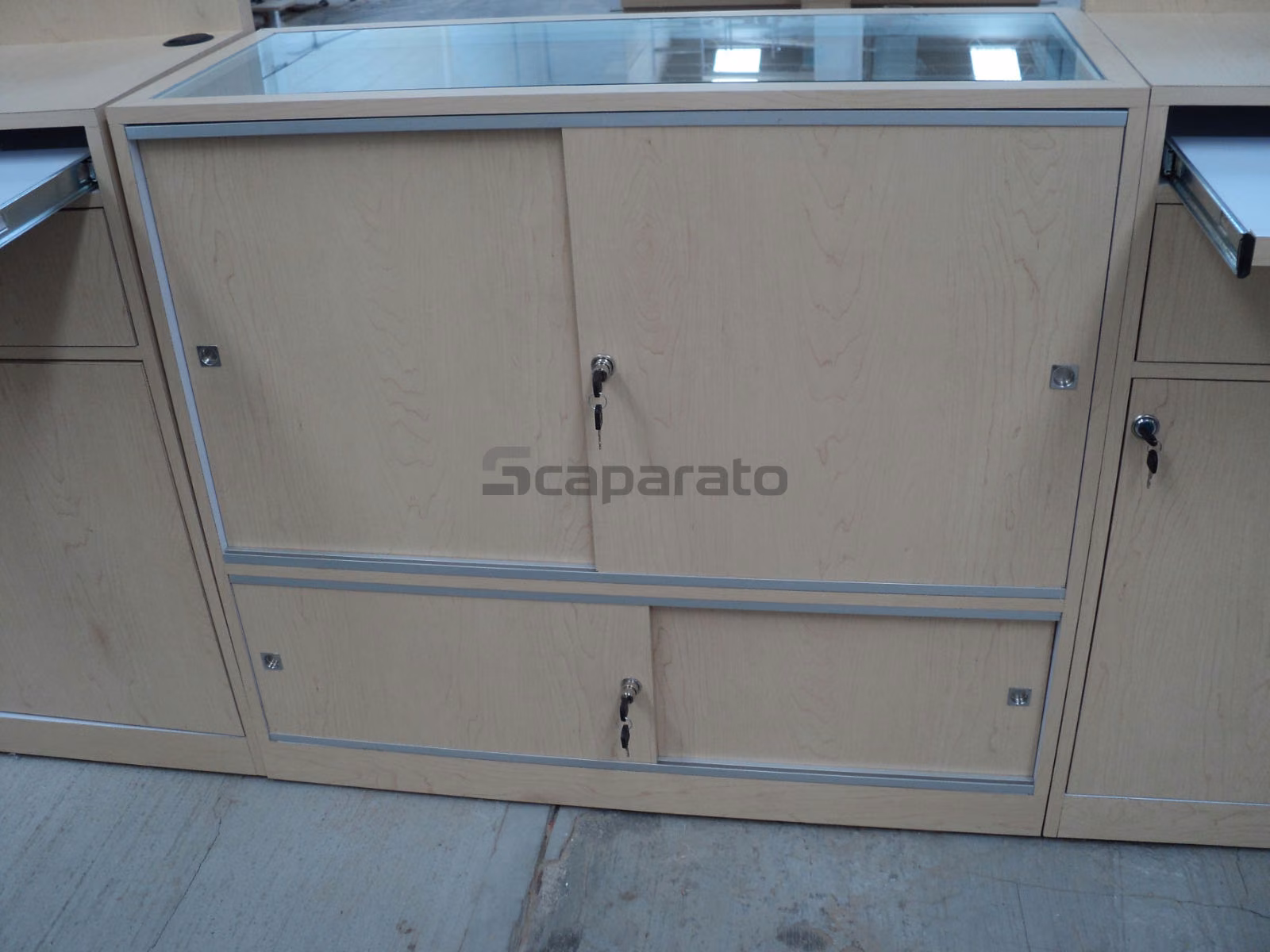 Mostrador de madera clara con cubierta y vitrina de vidrio