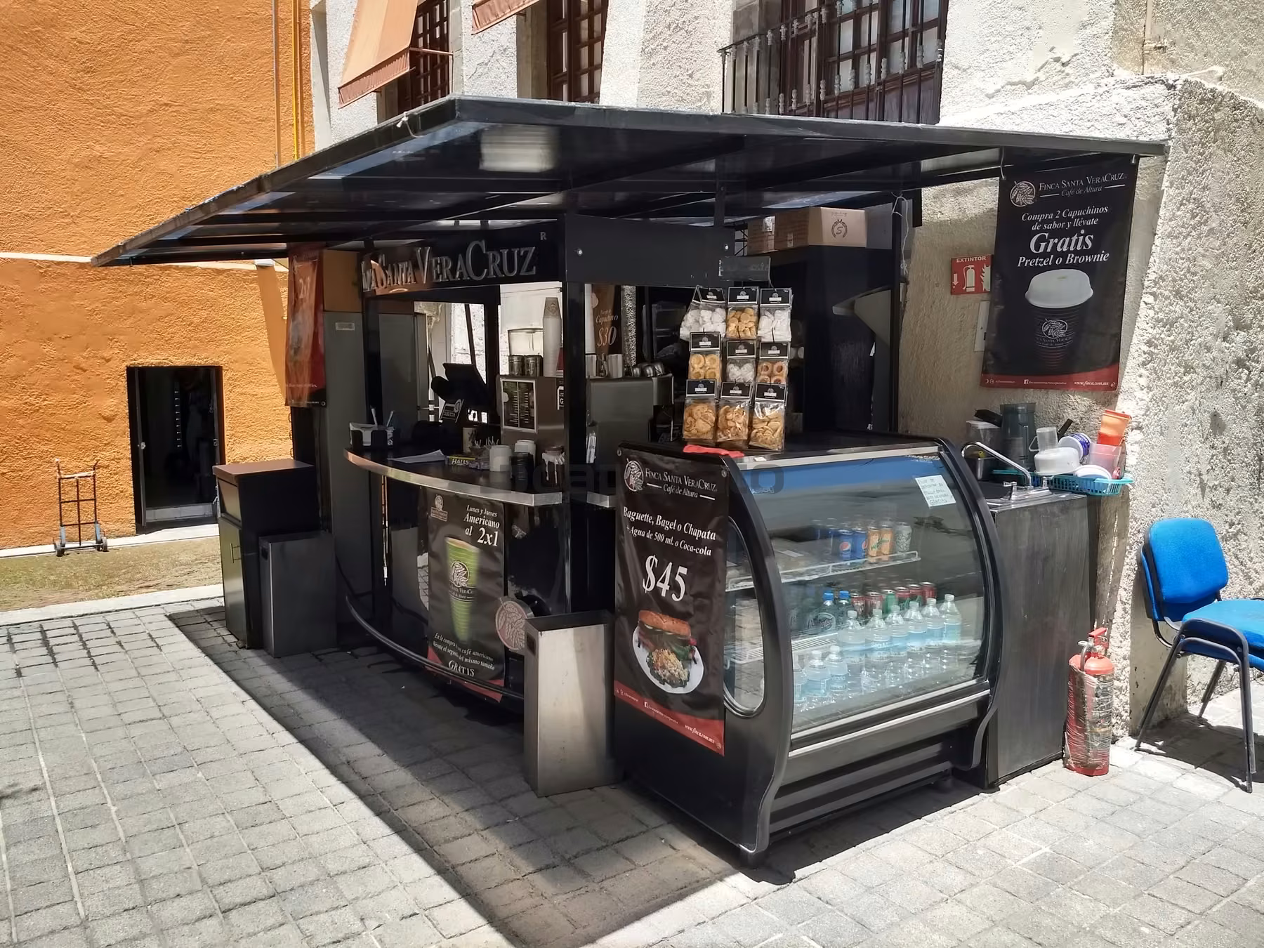 Isla comercial terminada de Café Merko con operación de servicio