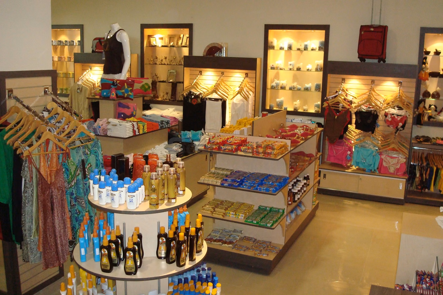 Interior de tienda Secrets con sistemas de exhibición y mobiliario de venta integrados