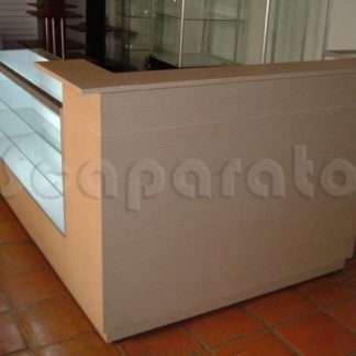 Mostrador y vitrina en L