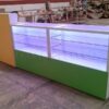 Mostrador con vitrinas bajas