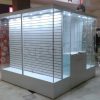 Kiosco con vitrinas