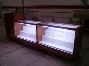 Mostrador de cobro con vitrinas