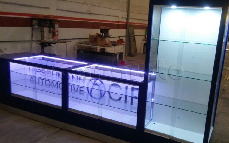 Vitrina con luz para optimizar la iluminación de su tienda.