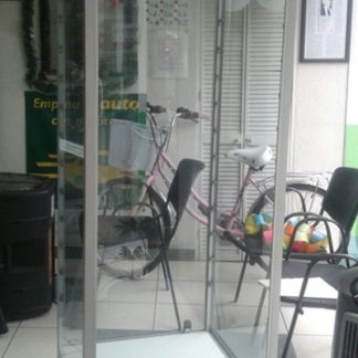 Vitrina aluminio y vidrio