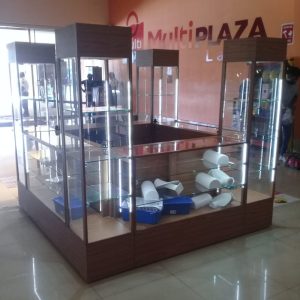 Islas de vitrinas con torres