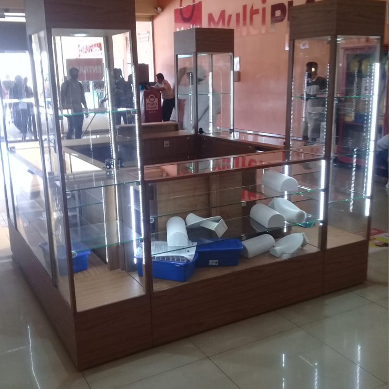 Kiosco de vitrinas bajas con torres