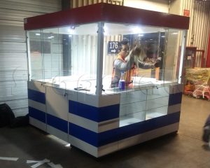 Kiosco de vitrinas bajas con torres
