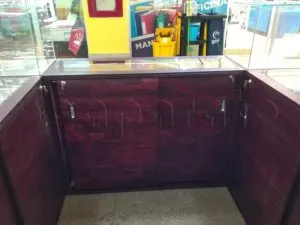 Kiosco de vitrinas bajas con torres